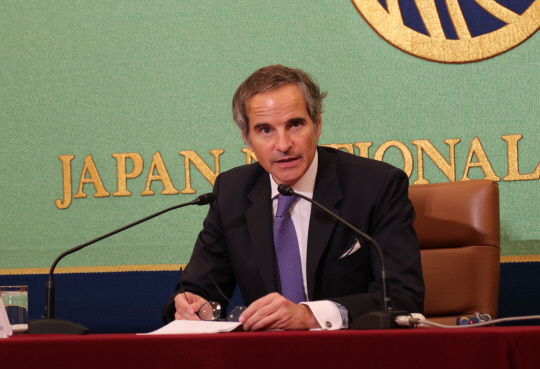 4일 일본을 방문한 라파엘 그로시 국제원자력기구(IAEA) 사무총장이 도쿄 일본기자클럽에서 열린 기자회견에서 일본 정부의 후쿠시마 제1원자력발전소 오염수 방류 계획은 과학적으로 신뢰할 만하다고 말하고 있다.<연합뉴스>